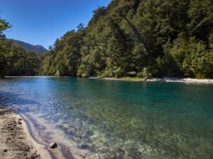 El Bolsón y Lago Puelo: recorrido panorámico, tradición artesanal y entorno vivo - Imagen 2
