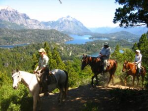 Cabalgata con vista al Cerro López - Aventura entre bosques y miradores del Circuito Chico - Image 3